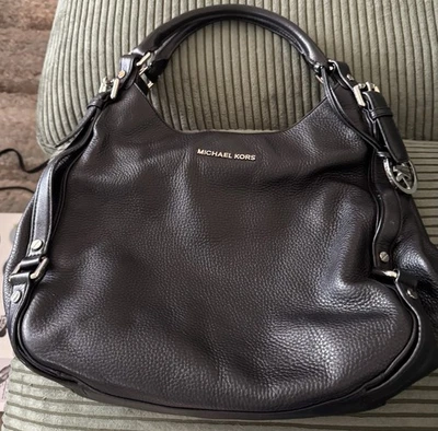 Bolso de hombro Michael Kors Bedford de cuero negro con cinturón Foto 1 de 4