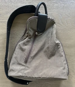 Mochila Baggallini Metro Sling convertible verde oliva/bronceado - Imagen 1 de 11