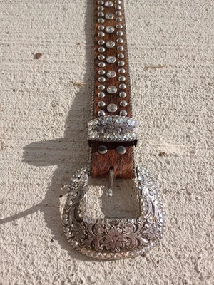 Cinturón de cuero con tachuelas con estrás NOCONA con pelo, talla pequeña N3442002 en muy buena condición Foto 1 de 4