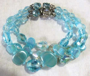 Pulsera de 3 hebras de plástico de vidrio azul aguamarina de colección hecha en Alemania 7-3/4" de largo COMO ESTÁ - Imagen 1 de 6