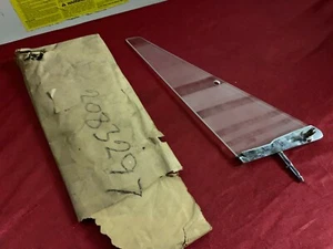 NOS 1960-62 PLYMOUTH VALIANT LH VENT WINDOW GLASS FRAME MOPAR 2083297 - Imagen 1 de 2