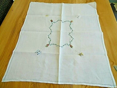 Centre de table en lin avec broderies  de fleurs et de papillons ( 68 x 60 cms ) - Photo 1/4