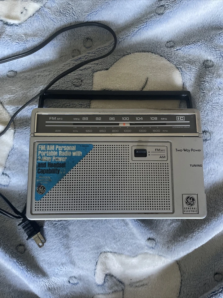 Vintage Grey Fm/Am Personal Portable Radio With 2 Way Power  - Image 1 of 3