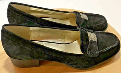 Mocasín CHAPS Percy Negro Terciopelo Medallón 1.5" Tacón Sin usar, Puntera Para Mujer Talla 9.5 B Foto 1 de 4