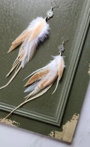 Elegantes Pendientes Pluma Beige y Blanco con Acentos Florales - Joyería Bohemia - Imagen 1 de 15