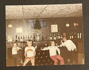 FOTO VINTAGE ENCONTRADA IMAGEN AÑOS 80 NIÑO SENTADO EN UN BAR ☼ 1985 - Imagen 1 de 4