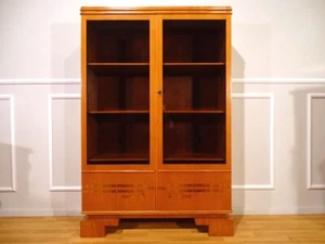 HANNIS ANTIQUE STORE / SCHÖNE ART DECO VITRINE UM 1935 / KIRSCHBAUM FURNIER - Bild 1 von 8