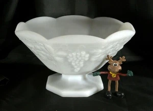  Vintage Anchor Hocking # 17 White Milk Glass Fruit Bowl Grape Pattern Perfect - Picture 1 of 7