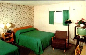 Providence, RI Rhode Island  ESQUIRE MOTEL  Room/TV Roadside  ca1950's Postcard - Picture 1 of 2