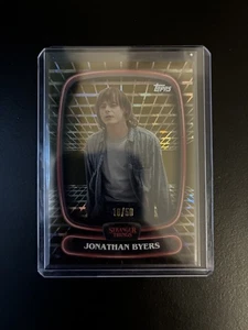 2025 Topps Stranger Things High-Tek Jonathan Byers /50 - Foto 1 di 1
