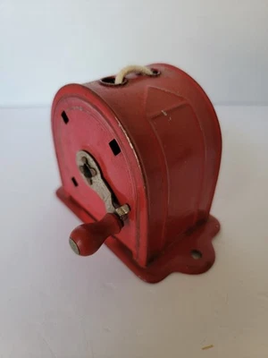 Carrete de tendedero ACME vintage de los años 50 montaje en pared retráctil de metal rojo  Foto 1 de 4