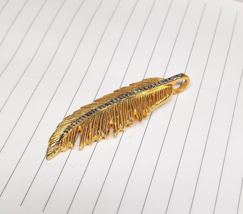 VETEMENTS Ciondolo a forma di piuma pavè di diamanti argento 925 placcatura oro gioielli da donna