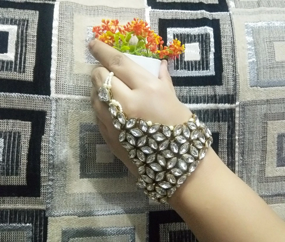 Bracciale con zirconi da sposa indiana manetta perle placcate oro antico gioi... - Immagine 1 di 3