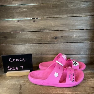 Mujer Crocs Clásico Barbie Jibbitz Rosa Slides Sandalias Talla 7 M Usadas en Excelente Condición - Imagen 1 de 6