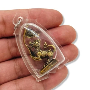 Colgante amuleto tailandés Rajasiha Singha Rey León carcasa impermeable - Imagen 1 de 4