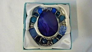  Blaue & silberne Perlen an einer Silberkette mit marine/lila farbigem Muschelmedaillon. - Bild 1 von 7