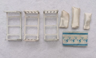 Marcos de cama de juguete Tootsie con manta y 3 almohadas - Muebles vintage para casa de muñecas Foto 1 de 4