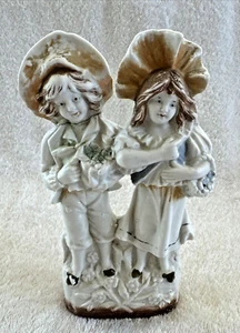 Ancienne figurine allemande en porcelaine biscuit garçon et fille avec panier de fleurs 1903 - Photo 1/18