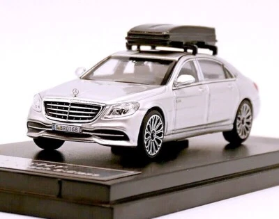 Mercedes-Benz Clase S S560 Master 2020 1:64 con cofre de techo plateado en vitrina Foto 1 de 4