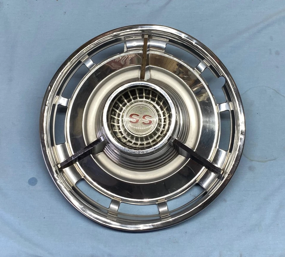 1963-64 CHEVY CHEVROLET IMPALA NOVA SS SPINNER HUBCAP WHEEL COVER - Image 1 of 4