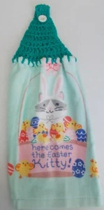 Asciugamano cucina cotone stampa gattino pasqua all'uncinetto ECCO COME ARRIVA EASTER KITTY - Foto 1 di 2