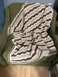 Vintage gehäkelte afghanische Schoßdecke 44x53 braun/creme Chevron Zickzack Grandmacore - Bild 1 von 4