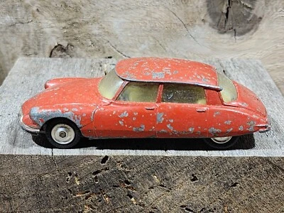 VINTAGE CORGI CITROEN DS 19 DIECAST CAR. - Image 1 of 4