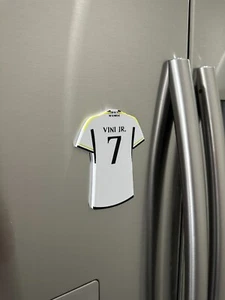 Camiseta inspirada en Vini Jr. Real Madrid #7 pizarra blanca imán nevera imán accesorio - Imagen 1 de 5