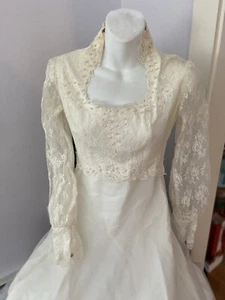 Abito da sposa vittoriano avorio collo alto pizzo | Abito prateria vintage - Foto 1 di 15