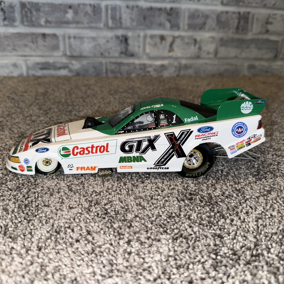 Coche divertido NHRA John Force Castrol GTX 2002 1:24 acción diecast Foto 1 de 4