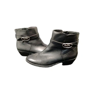 Bota de tornozelo Coach preta Dylan couro liso 7B cavalo e fivela de transporte em excelente estado usado - Imagem 1 de 4