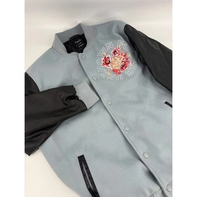 Chaqueta Universitaria Rue 21 Para Hombre Gris Manga Negra Floral Bordada Talla Mediana Foto 1 de 4