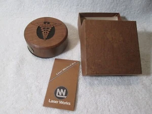 Caja Original Caduceo Médico Peso Papel Madera Nogal Laser Works De Colección - Imagen 1 de 6