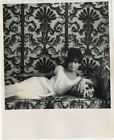 Suzanne Pleshette pose glamour frappante sur canapé 1965 photo originale 8x10