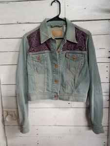 Upcycling Levis Jeansjacke mit lila Blumen Schmetterlingseinsätzen Damen Large  - Bild 1 von 12