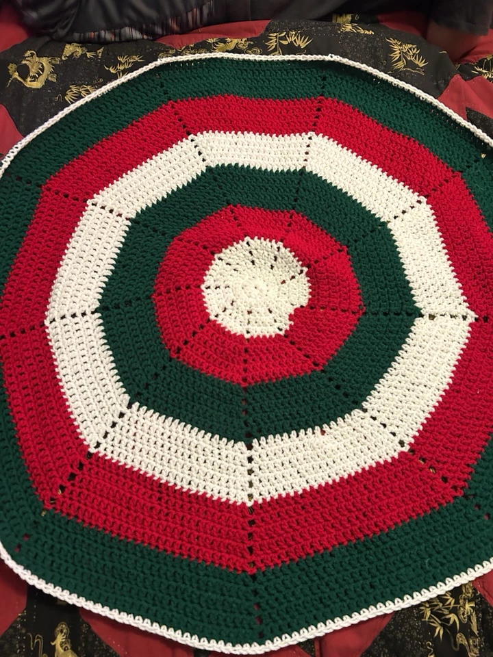 Manta festiva de ganchillo rojo, verde y blanco Foto 1 de 3