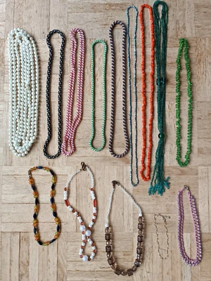Konvolut Modeschmuck  13 Ketten Perlenketten Handarbeit gehäkelte Ketten Armband - Bild 1 von 4