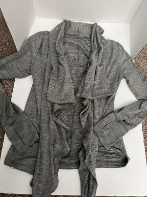 Cardigã aberto Nike manga longa ioga jaqueta feminina XS urze drapeada cinza - Imagem 1 de 4