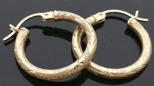 Beautiful 14 K Yellow Gold 20mm x 2.5mm Diamond Cut Matte Finished Hoop Earrings - Imagen 1 de 4