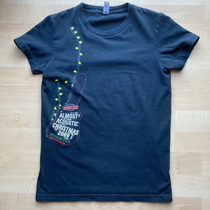 Camiseta KROQ Casi Acústica Concierto de Navidad 2009 Talla Pequeña Ropa Americana - Imagen 1 de 4