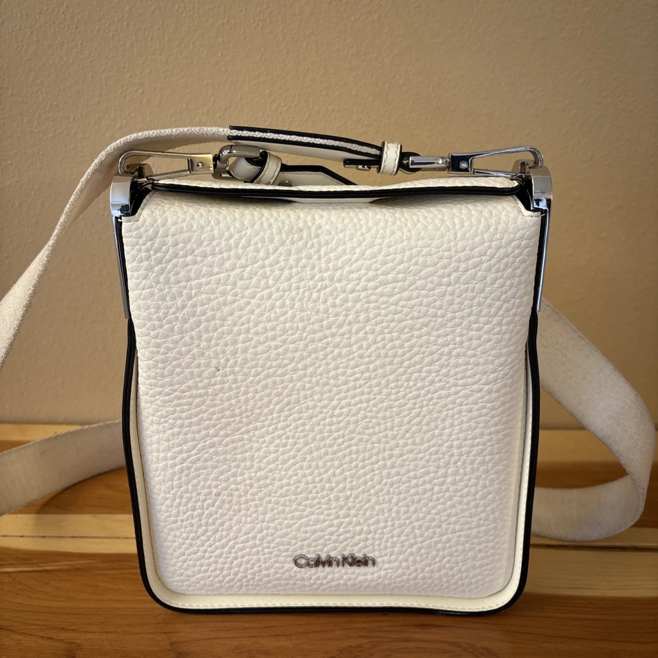 Bolsa tiracolo Calvin Klein Fay pequena ajustável em couro sintético branco seixo - Imagem 1 de 4