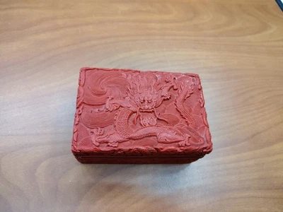 СТАРАЯ КИТАЙСКАЯ КИНОВАРЬ РУЧНАЯ РЕЗЬБА КРАСНЫЙ ЛАК С КРЫШКОЙ ДРАКОН КОРОБКА 10,5 x 7 см - Изображение 1 из 4