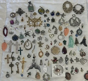 Lotto 108 CIONDOLO Vintage Collezione Estate STRASS VINTAGE Mix Varietà Indossabile - Foto 1 di 24