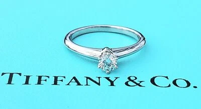Anillo de compromiso solitario redondo de platino Tiffany & Co. diamantes .24 F VS1 talla 5.5 Foto 1 de 4