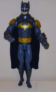 Figura de acción Batman DC Comics 12", Mattel, modelo DGF13 gris con murciélago dorado - Imagen 1 de 4
