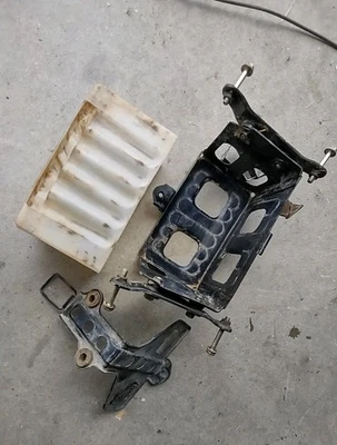 1985-1987 Honda Atc250sx Oem Battery Box Hold Down Mount Holder - Изображение 1 из 4