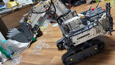 LEGO Liebherr R 9800 Excavator 42100 Complete - Image 1 of 3