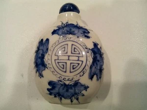 BEAUTIFUL ANTIQUE CHINESE BLUE ON WHITE SNUFF BOTTLE W/ BLUE STOPPER   - Picture 1 of 6