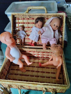 LOT DE 5 PETITS BAIGNEURS EN CELLULOID AVEC MALETTE EN OSIER - Photo 1/4