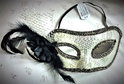 Máscara de ojos de lentejuelas dorada/negra nueva con etiquetas, Mardi Gras y mascarada, plumas negras y rosa Foto 1 de 4